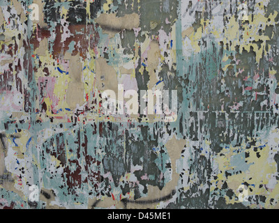 Pezzo di carta poster graffiato dalla parete Foto Stock