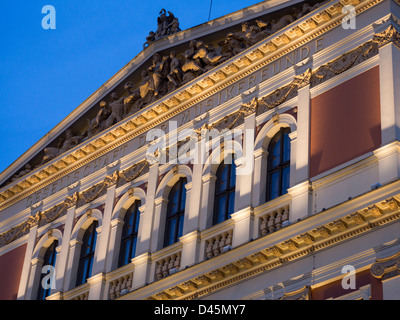 La facciata anteriore di Wiener Musikverein. Di sera presto vista la facciata anteriore di questa venerabile e bella sala da concerto. Foto Stock