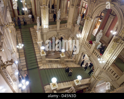 La grande scala ad opera di Stato di Vienna. La sfarzosa hall in marmo e scale a Vienna la famosa Opera House. Foto Stock