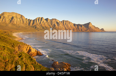 Una vista di Kogel Bay da Clarence Drive, vicino a Gordon's Bay, Sud Africa. Foto Stock