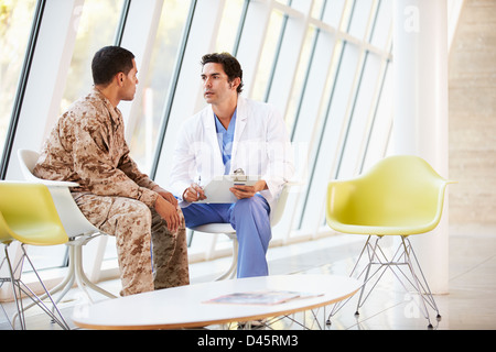 Consulenza medico soldato affetti da stress Foto Stock