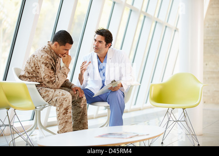 Consulenza medico soldato affetti da stress Foto Stock