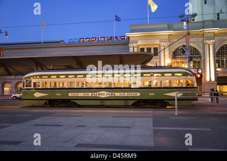 Tram storico, F Market & pontili linea, di fronte al Ferry Building, San Francisco, California, Stati Uniti d'America Foto Stock