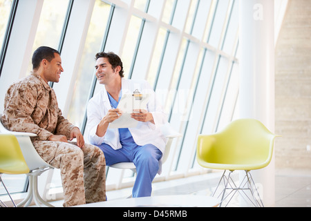 Consulenza medico soldato affetti da stress Foto Stock