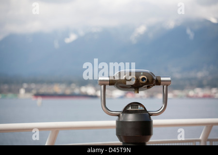 Gettoniera binocolo al Canada Place, appuntiti attraverso il Burrard ingresso verso il North Shore, Vancouver, British Columbia Foto Stock