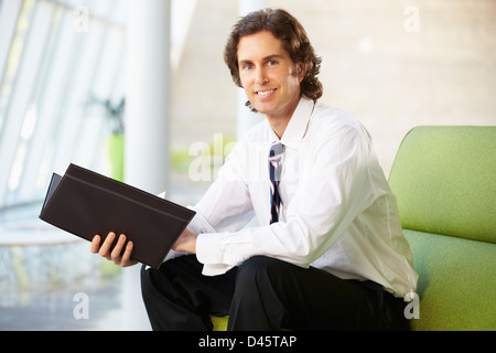 Ritratto di imprenditore seduto sul divano rapporto lettura Foto Stock
