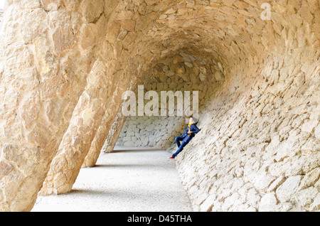 Una giovane donna nel parco Guell di Barcellona Foto Stock