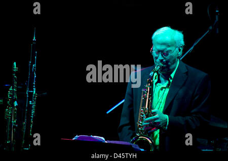 Ancora andando forte, il US-jazz etnico-ensemble classici denominato Oregon eseguita a Varsavia in Polonia al Teatro Palladium lunedì 4 marzo 2013. Ralph Towner, 73 suona la chitarra classica e strumenti a tastiera, Glen Moore, 72 è il contrabbasso mentre Paul McCandless, 66 riproduce il vento e gli strumenti ad ancia. Mark Walker, 52 entra a far parte del gruppo nel 1997 e riproduce i tamburi. Foto Stock