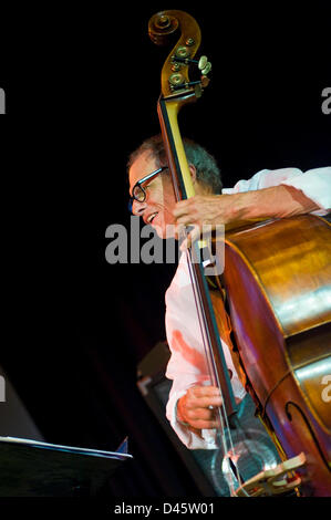 Ancora andando forte, il US-jazz etnico-ensemble classici denominato Oregon eseguita a Varsavia in Polonia al Teatro Palladium lunedì 4 marzo 2013. Ralph Towner, 73 suona la chitarra classica e strumenti a tastiera, Glen Moore, 72 è il contrabbasso mentre Paul McCandless, 66 riproduce il vento e gli strumenti ad ancia. Mark Walker, 52 entra a far parte del gruppo nel 1997 e riproduce i tamburi. Foto Stock