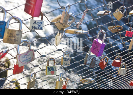 Fortuna-e-amore si blocca su una rete metallica Foto Stock