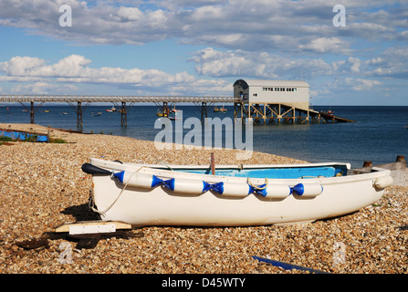 Scialuppa di salvataggio della stazione su palafitte in mare al largo Selsey. West Sussex. In Inghilterra. La spiaggia e le barche in primo piano Foto Stock