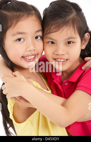 Studio shot di due ragazze cinesi Foto Stock