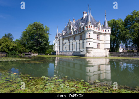 La facciata del castello di Azay-le-Rideau riflessa nella lily riempito il fossato che lo circonda. Foto Stock