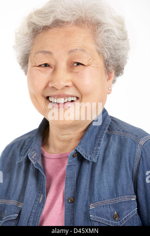 Studio shot cinese di donna Senior Foto Stock