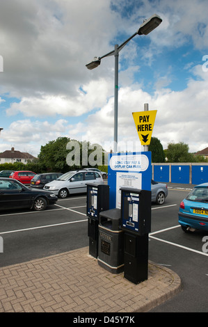 Pagare e display del misuratore di parcheggio nel parcheggio pubblico, Broadway, Regno Unito. Foto Stock