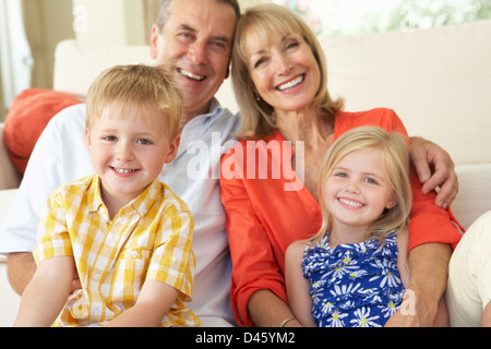 Nonni con i nipoti rilassante sul divano di casa Foto Stock