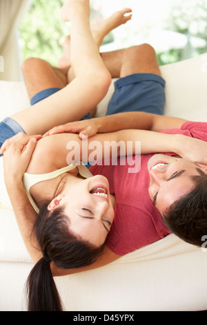 Giovane giacente capovolto sul divano Foto Stock