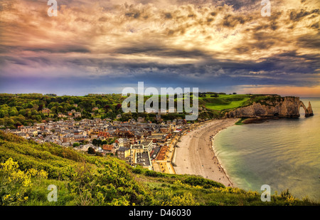 Immagine al tramonto di Etretat un comune nella regione di Haute-Normandie della Francia. Foto Stock