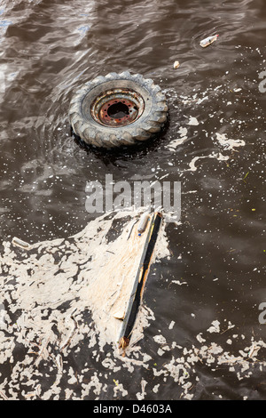 Flotsum di legno e un pneumatico del trattore catturati nel rifugio di Roker Pier presso la foce del fiume usura, Sunderland, Tyne and Wear, Regno Unito Foto Stock