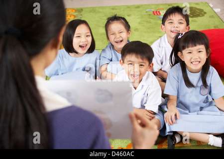 Insegnante che mostra la pittura per gli studenti cinesi in aula scolastica Foto Stock