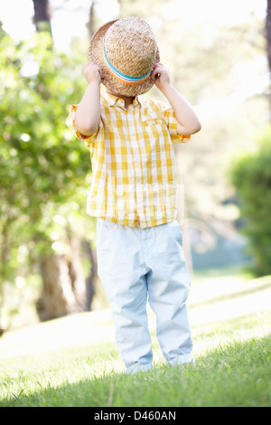 Giovane ragazzo giocando nel giardino estivo Foto Stock