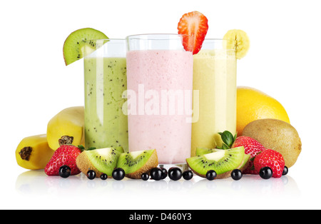 Frullati di frutta con ribes, confettura di fragole, kiwi, arancio e banana isolato su sfondo bianco Foto Stock