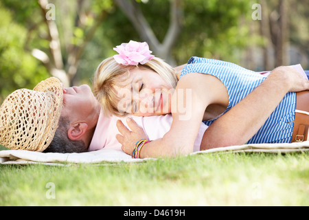 Coppia senior relax nel giardino estivo Foto Stock
