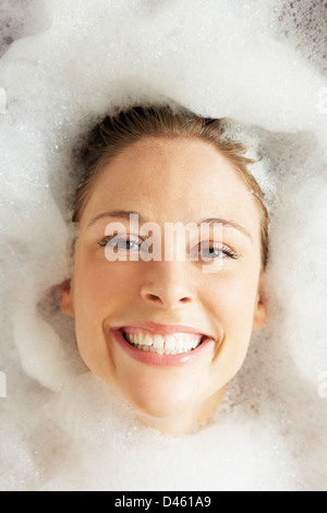 Donna rilassante in bolla bagno riempito Foto Stock