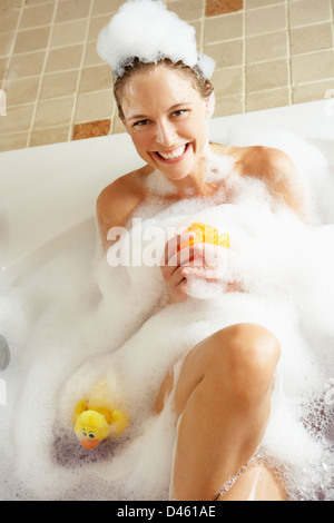 Donna rilassante in bolla bagno riempito Foto Stock