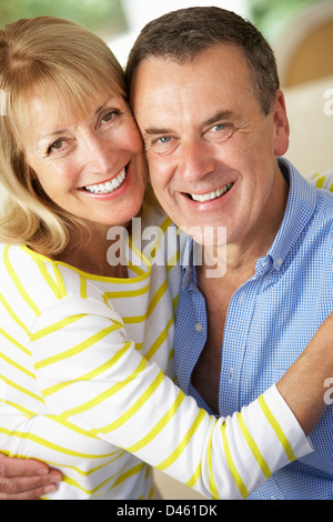 Ritratto romantico di coppia Senior in ambienti interni Foto Stock