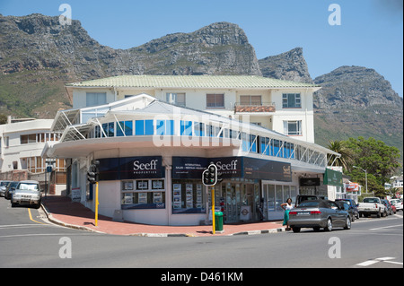 Agente immobiliare uffici di proprietà Seeff e Pam Golding sulla parte anteriore in Camps Bay resort sul mare vicino a Cape Town Sudafrica Foto Stock