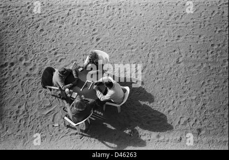 Domino giocatori sulla spiaggia, a Barcellona, in Spagna, in bianco e nero Foto Stock