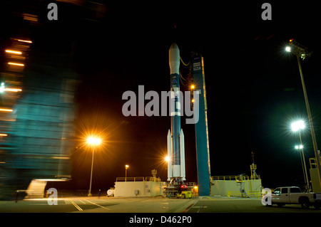 Il lancio del satellite Aquarius SAC-D a bordo di un razzo Delta II dalla Vandenberg Air Force base in California parte con successo per studiare i livelli globali di salinità oceanica. Foto Stock