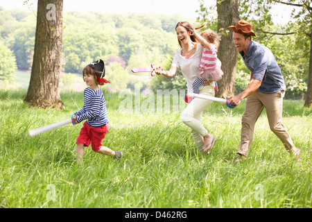 I genitori giocando eccitante gioco di avventura con i Bambini nel Campo Estivo Foto Stock