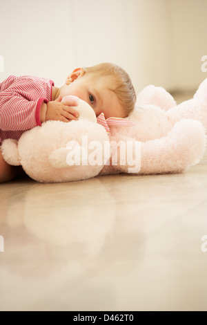 Baby girl coccole Rosa Orsacchiotto a casa Foto Stock