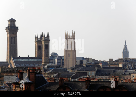 Le torri del Trinity College (L), Park Church e Università di Glasgow (R) a Glasgow, Scotland, Regno Unito Foto Stock