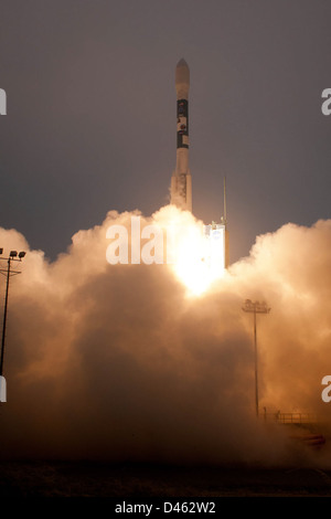 Il satellite Aquarius SAC-D della NASA viene lanciato a bordo di un razzo Delta II dalla base aeronautica di Vandenberg. La missione mira a studiare il ciclo idrico della Terra e fornire dati preziosi sulle risorse idriche globali. Foto Stock