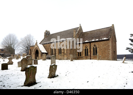 In inverno la neve, San Michele e Tutti gli Angeli chiesa, Whitwell village Rutland County, England, Regno Unito Foto Stock