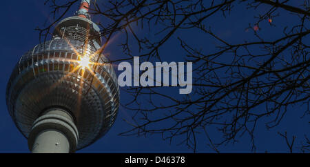 Berlino, Germania. Il 6 marzo 2013. Il sole si riflette in una finestra della torre della televisione di Berlino. Foto: HANNIBAL HANSCHKE/dpa/Alamy Live News Foto Stock