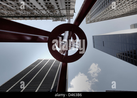 Vista da sotto il scultore Mark di Suvero's 70 piede-alta Joie de Vivre (gioia di vita) risiede nella parte inferiore di Manhattan's Zuccotti Park. Ho Foto Stock