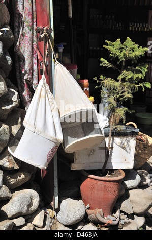 L'apicoltura cappelli appeso fuori dal negozio porta nel piccolo villaggio di Setti Fatma, Ourika Valley, Marocco Foto Stock