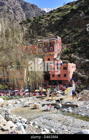 Il villaggio turistico di Setti Fatma sotto l'Alto Atlante, nell'Ourika Valley, Marocco Foto Stock