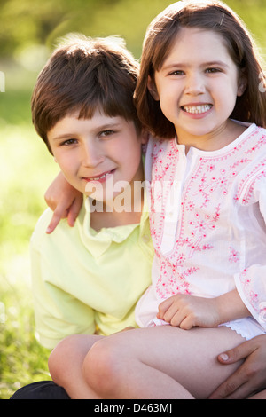 2 bambini dando uno un altro abbraccio nel campo estivo Foto Stock