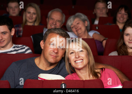 Matura la visione di film per il cinema Foto Stock