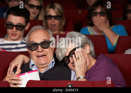 Coppia senior guardando film 3D nei cinema Foto Stock