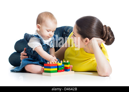 La madre e il bambino gioca con blocchi di costruzione giocattolo isolato su bianco