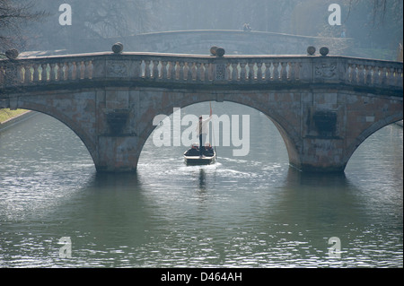 La mattina presto sul fiume Cam, Cambridge, come il sole brucia fuori la nebbia di mattina. 5-3-2013 mattina presto gli scommettitori sul fiume Cam Foto Stock