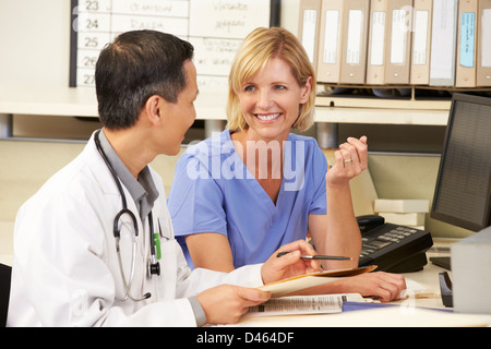 Medico con un infermiere Lavoro a stazione di infermieri Foto Stock