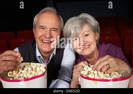 Coppia senior guardare film per il cinema Foto Stock