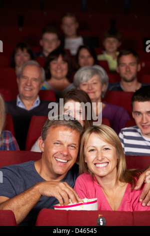 Matura la visione di film per il cinema Foto Stock